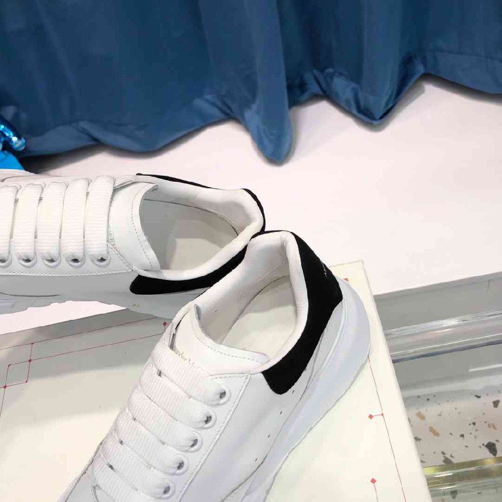 Alexander McQueen AM0056