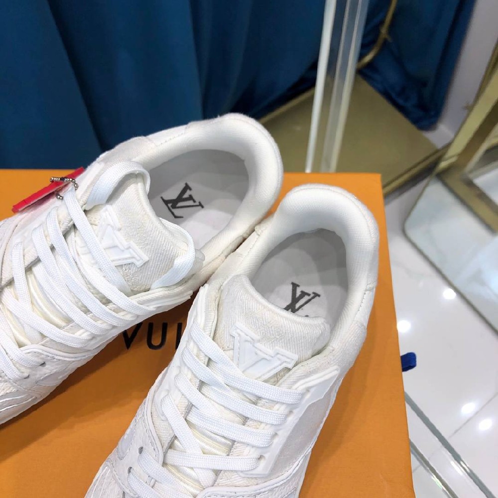 LV sneakers LU0170
