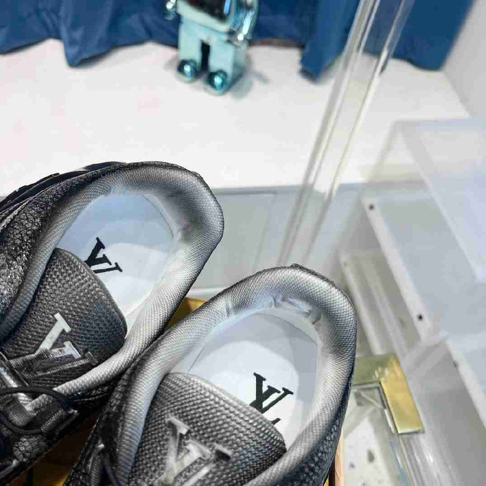 LV sneakers LU0384