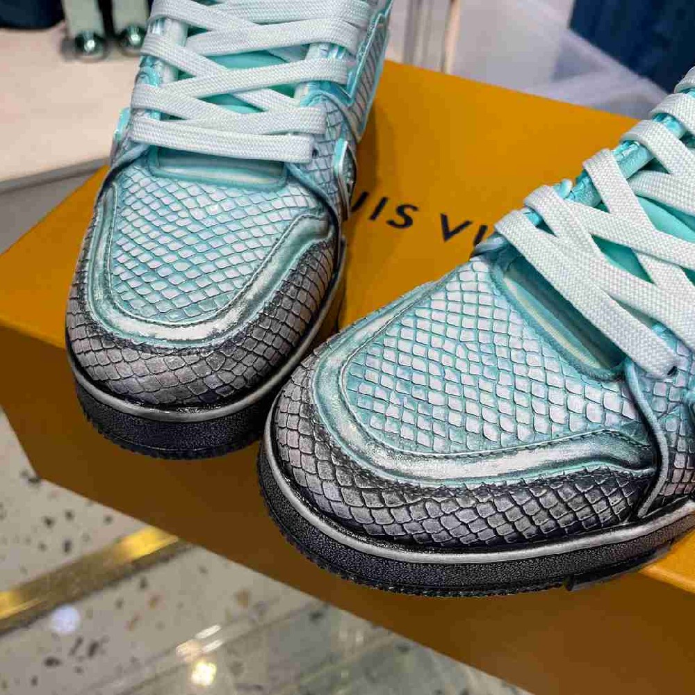 LV sneakers LU0390