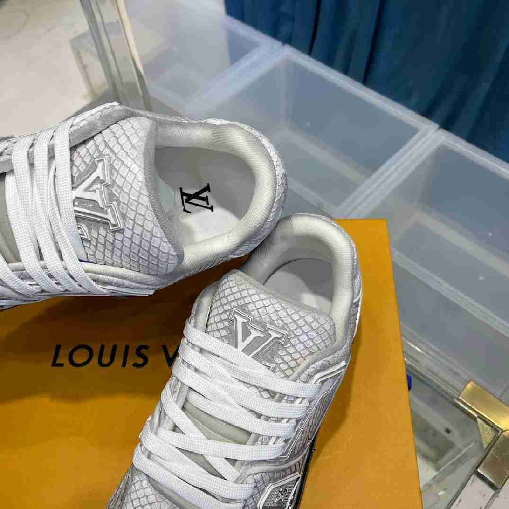 LV sneakers LU0393