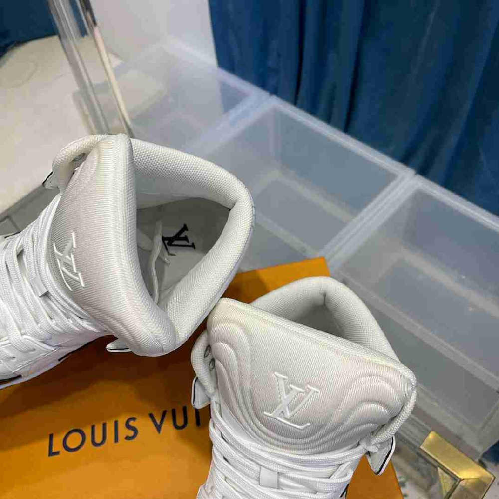 LV sneakers LU0394