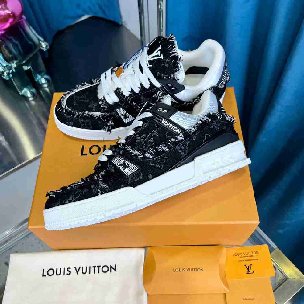 LV sneakers LU0453
