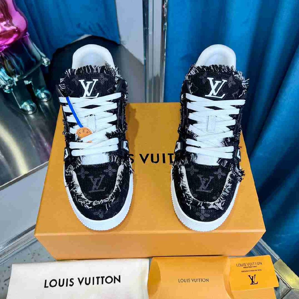 LV sneakers LU0453