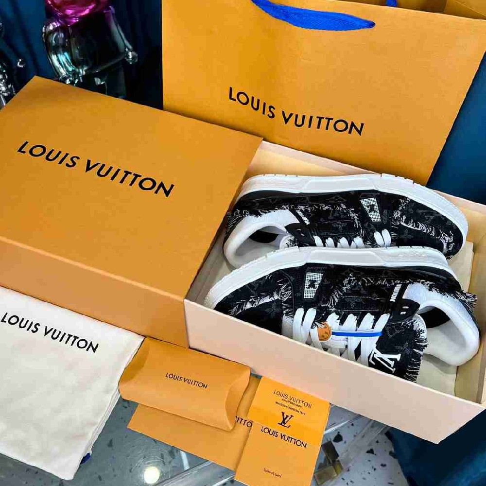 LV sneakers LU0453