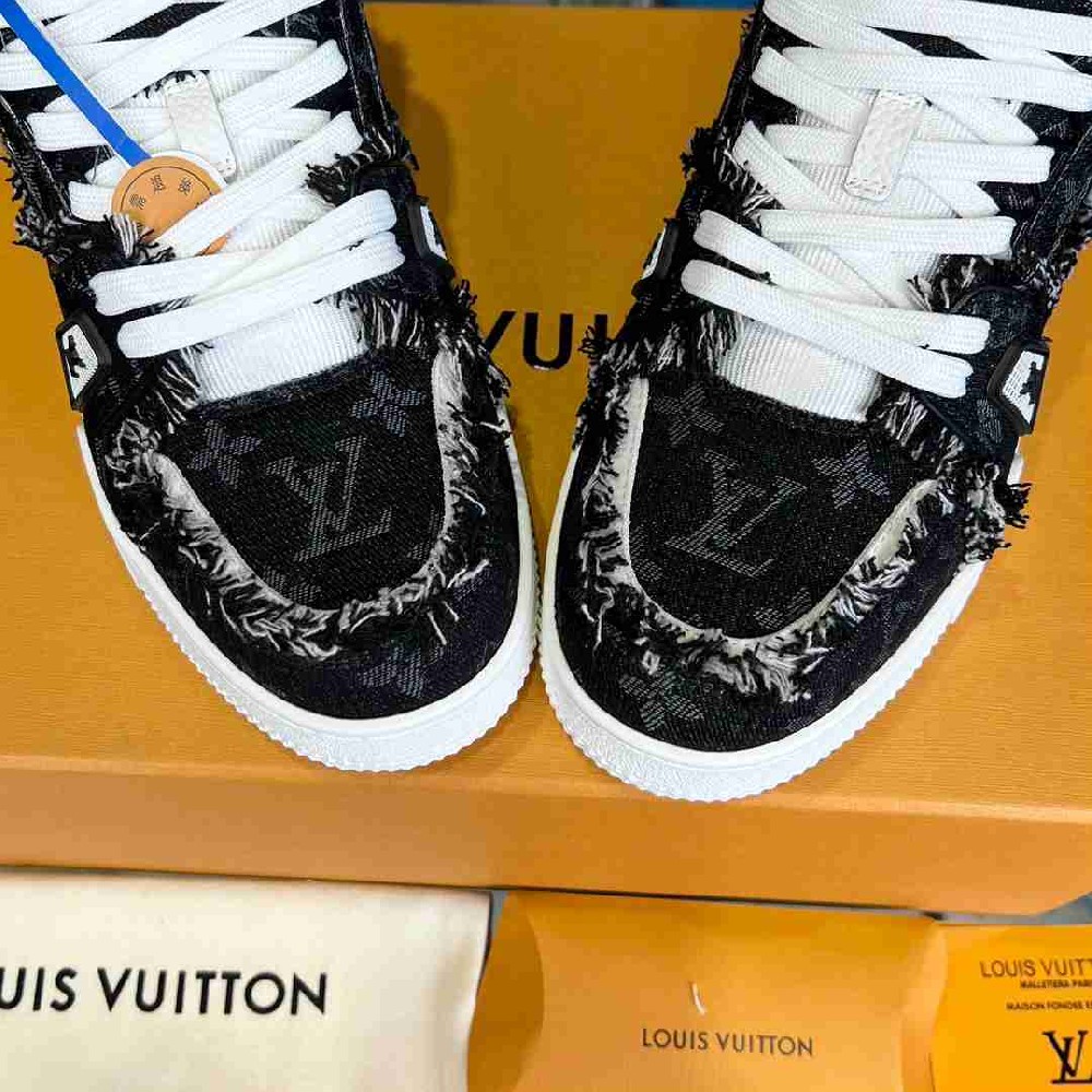 LV sneakers LU0453