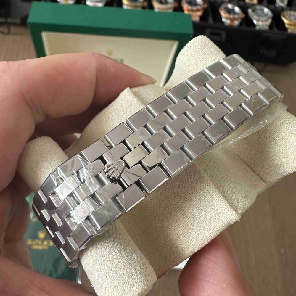 ROLEX  Land-Dweller 40 RO1901